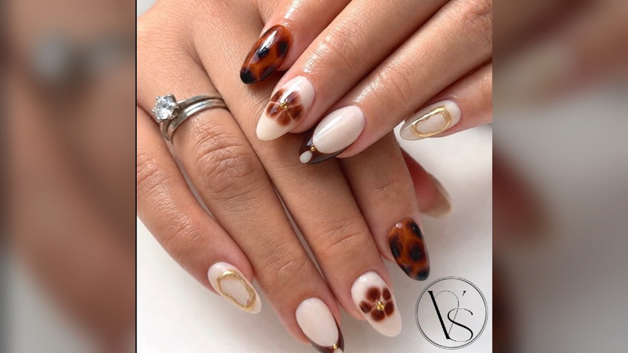 Detalle de diseño carey con flores y aros dorados — Valenti Studio, foto 34