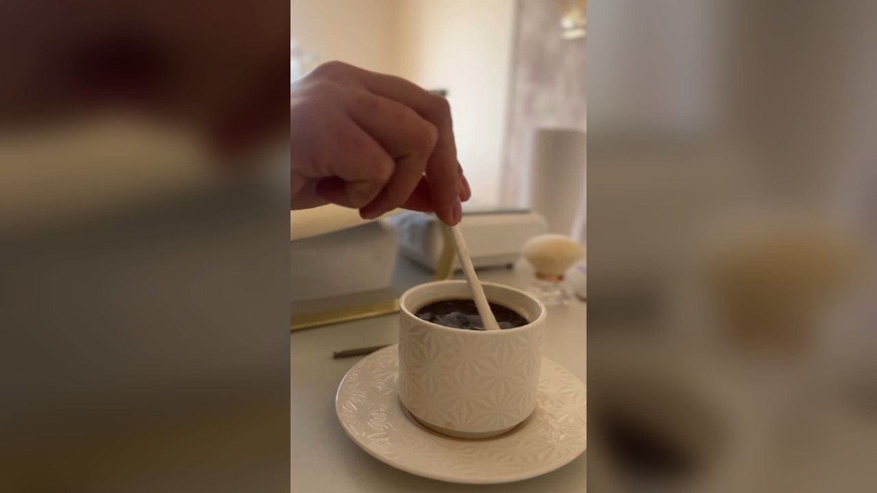 Detalle de taza de café durante la visita — Valenti Studio, foto 38