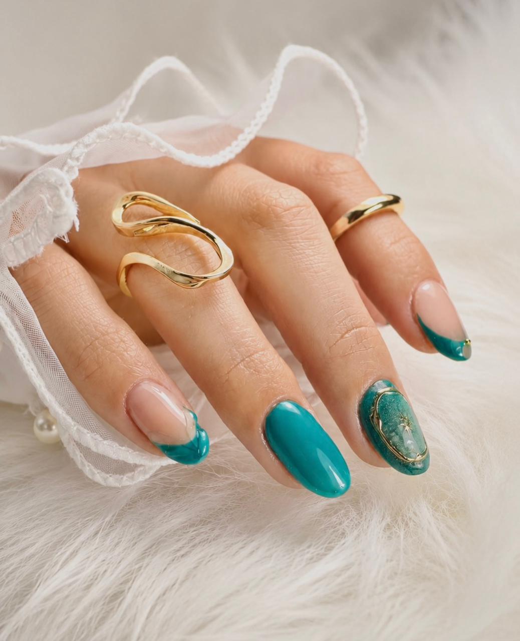 Manicure turquesa con detalles dorados realizada en Valenti Studio